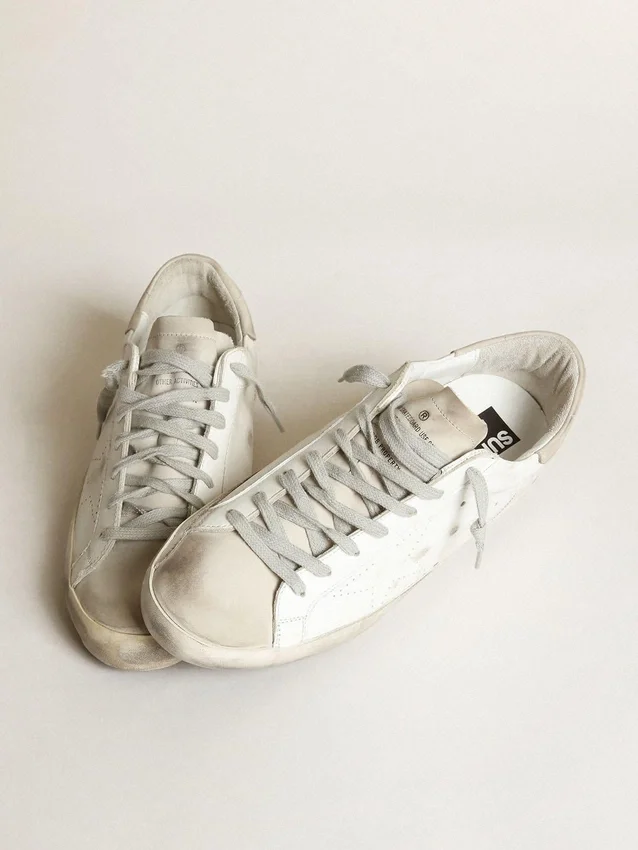 Super-Star da donna in pelle bianca con stella traforata e linguetta sul tallone in nabuk beige