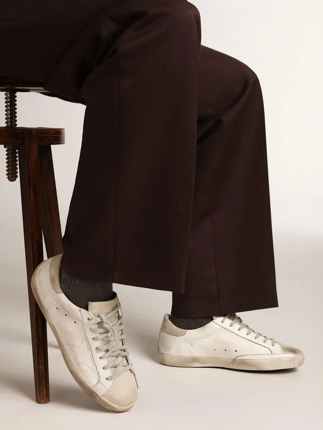 Super-Star da donna in pelle bianca con stella traforata e linguetta sul tallone in nabuk beige