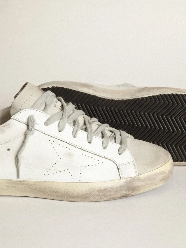Super-Star da donna in pelle bianca con stella traforata e linguetta sul tallone in nabuk beige