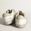 Super-Star da donna in pelle bianca con stella traforata e linguetta sul tallone in nabuk beige