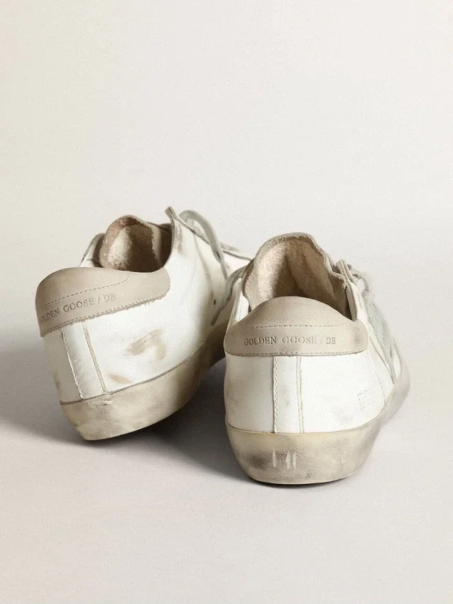 Super-Star da donna in pelle bianca con stella traforata e linguetta sul tallone in nabuk beige