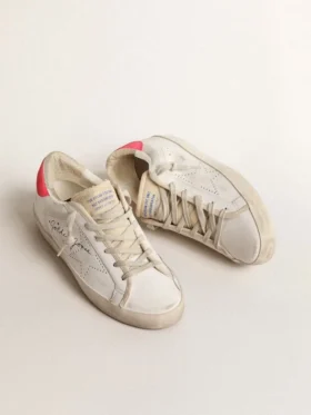 Super-Star da donna in pelle bianca con stella traforata e linguetta sul tallone in nylon fucsia