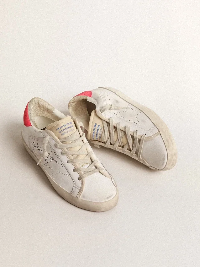 Super-Star da donna in pelle bianca con stella traforata e linguetta sul tallone in nylon fucsia