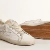 Super-Star da donna in pelle bianca con stella traforata e linguetta sul tallone in nylon fucsia