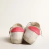 Super-Star da donna in pelle bianca con stella traforata e linguetta sul tallone in nylon fucsia