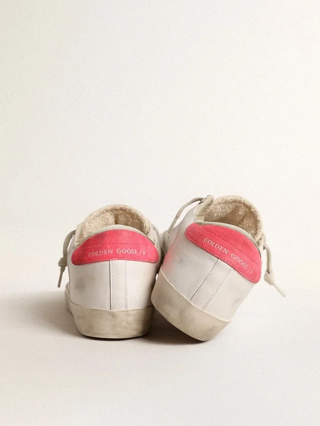Super-Star da donna in pelle bianca con stella traforata e linguetta sul tallone in nylon fucsia