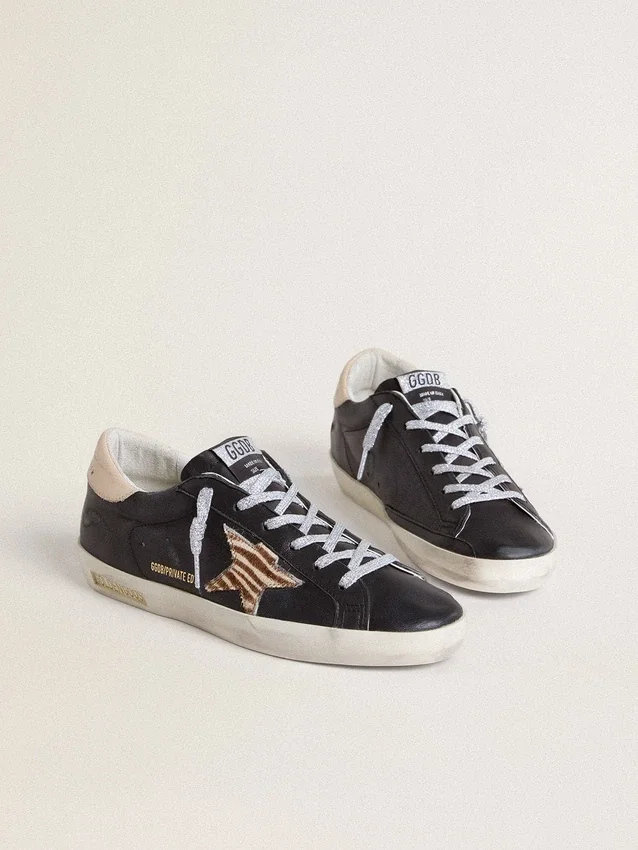 Super-Star da donna in pelle nappa nera con stella in pelle di pony con stampa zebrata e linguetta sul tallone in pelle beige