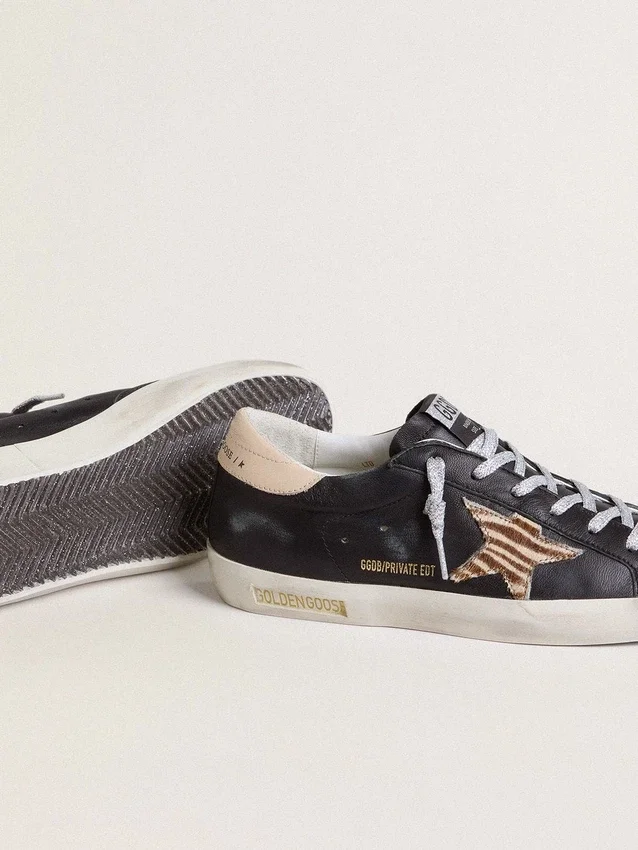 Super-Star da donna in pelle nappa nera con stella in pelle di pony con stampa zebrata e linguetta sul tallone in pelle beige