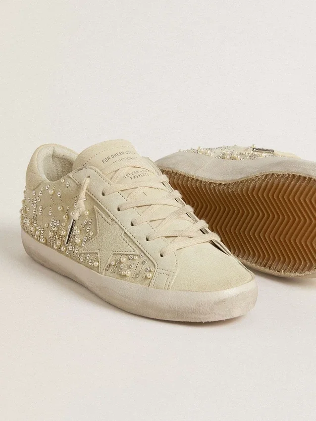 Super-Star da donna in pelle scamosciata beige con perle e cristalli Swarovski