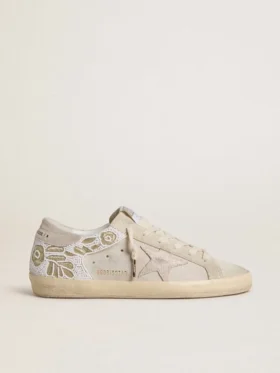Super-Star da donna in pelle scamosciata beige con ricami di perline e stella in pelle scamosciata laminata