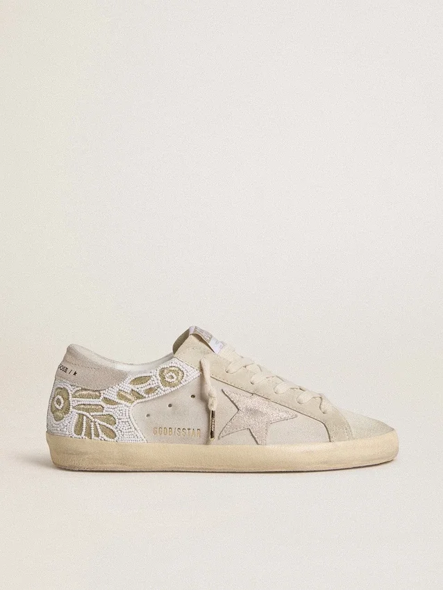 Super-Star da donna in pelle scamosciata beige con ricami di perline e stella in pelle scamosciata laminata