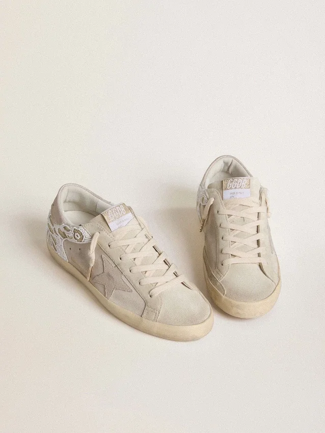 Super-Star da donna in pelle scamosciata beige con ricami di perline e stella in pelle scamosciata laminata