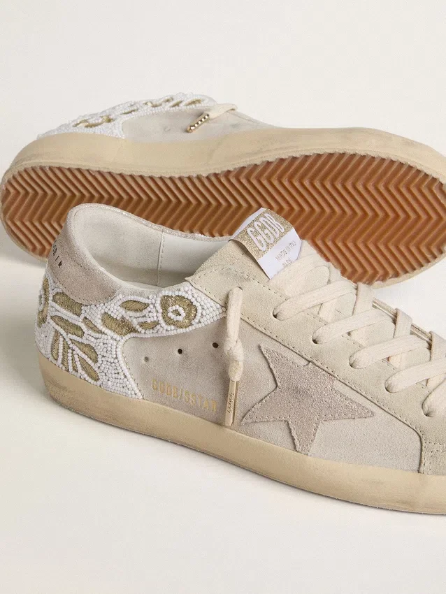 Super-Star da donna in pelle scamosciata beige con ricami di perline e stella in pelle scamosciata laminata