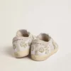 Super-Star da donna in pelle scamosciata beige con ricami di perline e stella in pelle scamosciata laminata