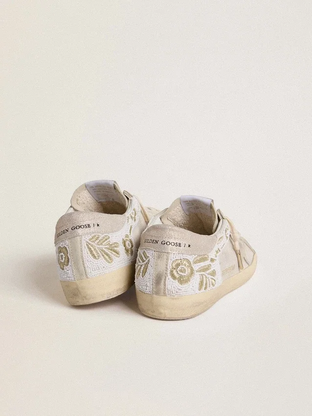 Super-Star da donna in pelle scamosciata beige con ricami di perline e stella in pelle scamosciata laminata