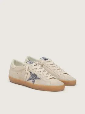 Super-Star da donna in pelle scamosciata grigio ghiaccio con stella glitterata argento e linguetta in pelle sul tallone