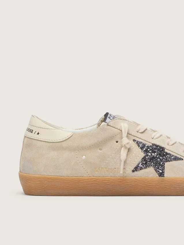 Super-Star da donna in pelle scamosciata grigio ghiaccio con stella glitterata argento e linguetta in pelle sul tallone