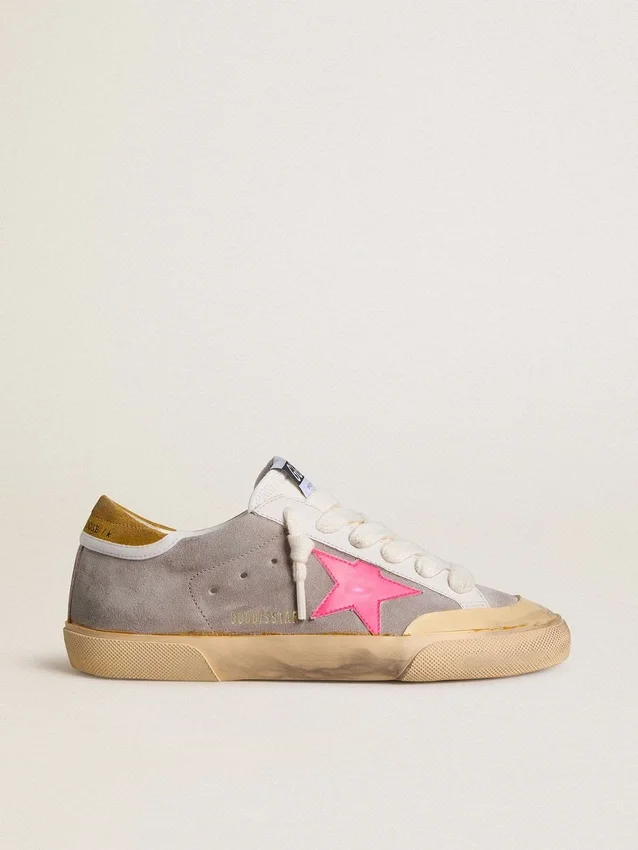 Super-Star da donna in pelle scamosciata grigio tortora con stella in pelle fucsia e linguetta sul tallone in pelle scamosciata ocra