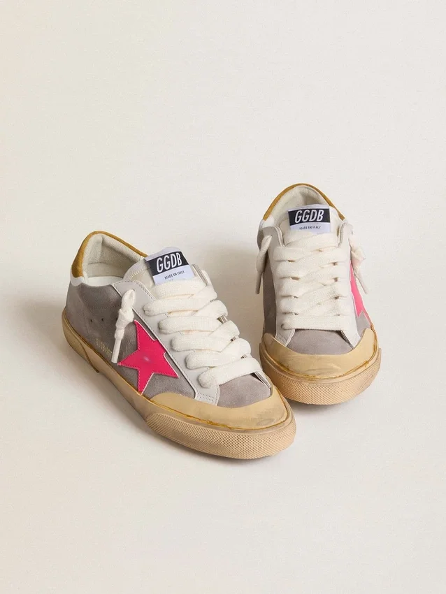 Super-Star da donna in pelle scamosciata grigio tortora con stella in pelle fucsia e linguetta sul tallone in pelle scamosciata ocra