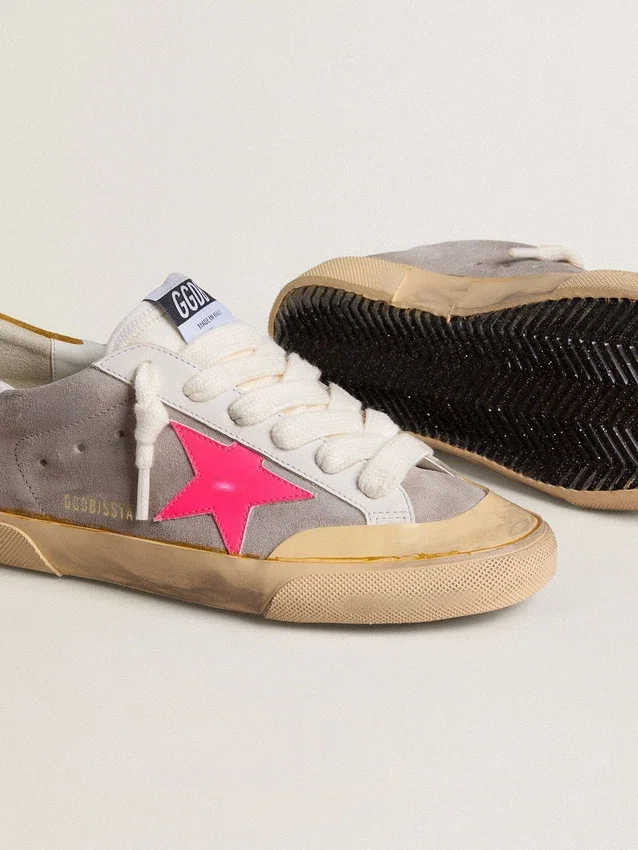 Super-Star da donna in pelle scamosciata grigio tortora con stella in pelle fucsia e linguetta sul tallone in pelle scamosciata ocra