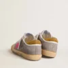 Super-Star da donna in pelle scamosciata grigio tortora con stella in pelle fucsia e linguetta sul tallone in pelle scamosciata ocra