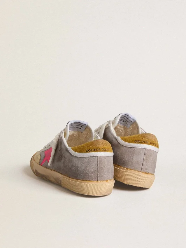 Super-Star da donna in pelle scamosciata grigio tortora con stella in pelle fucsia e linguetta sul tallone in pelle scamosciata ocra
