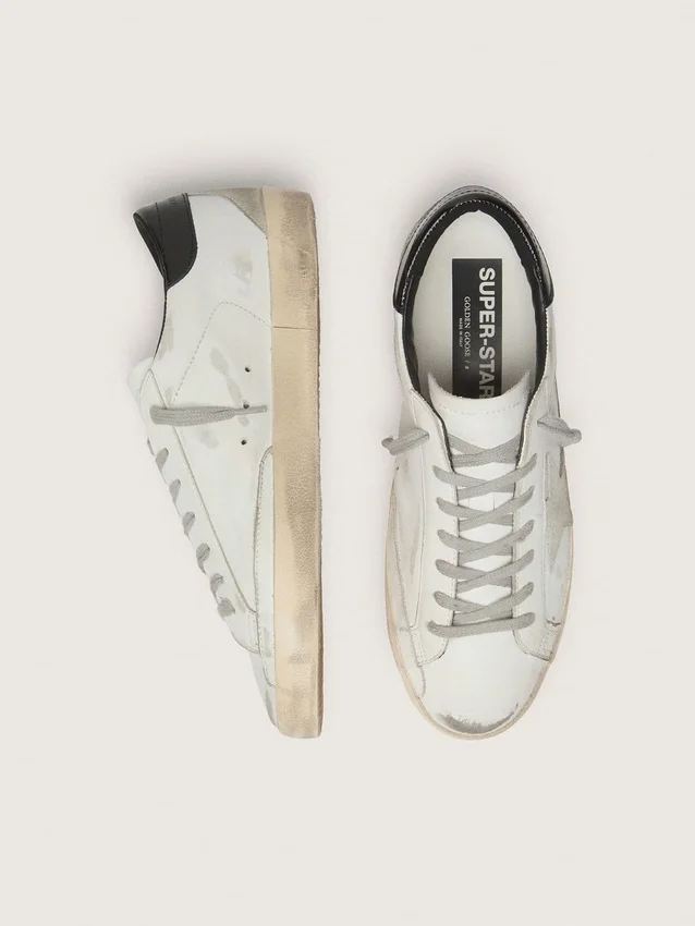 Super-Star da uomo con linguetta sul tallone nera e scritta con borchie metalliche