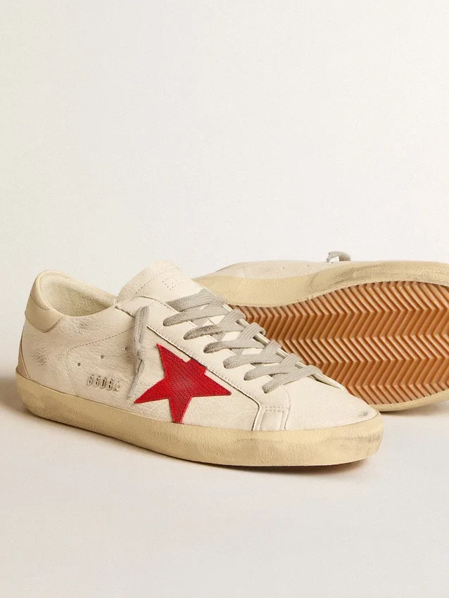 Super-Star da uomo in nappa con stella rossa e linguetta sul tallone in pelle color crema