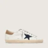 Super-Star da uomo in pelle bianca con stella in tela blu notte e linguetta sul tallone in pelle color tabacco