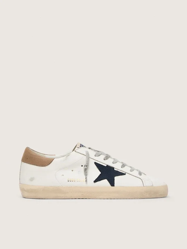 Super-Star da uomo in pelle bianca con stella in tela blu notte e linguetta sul tallone in pelle color tabacco