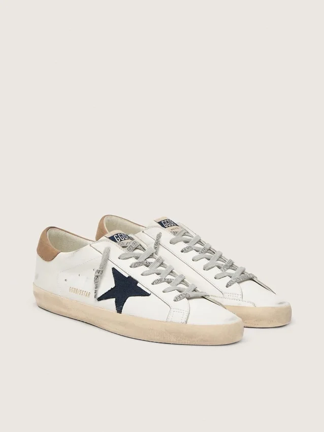 Super-Star da uomo in pelle bianca con stella in tela blu notte e linguetta sul tallone in pelle color tabacco
