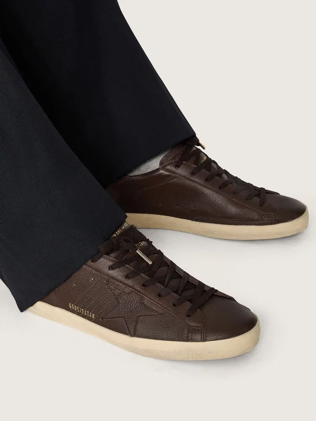 Super-Star da uomo in pelle marrone scuro con stella in pelle tono su tono