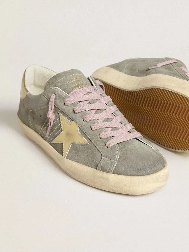 Super-Star da uomo in pelle scamosciata grigia con stella in pelle metallizzata dorata e linguetta sul tallone
