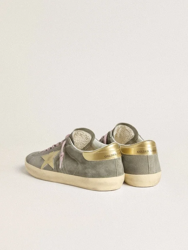 Super-Star da uomo in pelle scamosciata grigia con stella in pelle metallizzata dorata e linguetta sul tallone