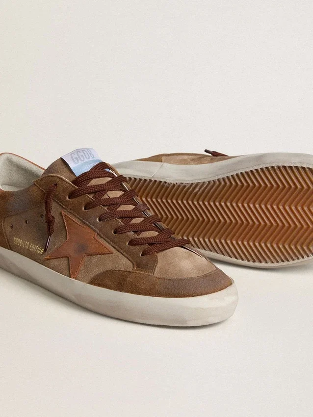 Super-Star da uomo in pelle scamosciata marrone con stella e linguetta sul tallone in pelle marrone chiaro