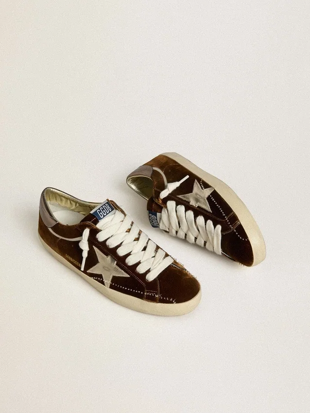 Super-Star da uomo in velluto color cognac con stella in pelle metallizzata e linguetta sul tallone