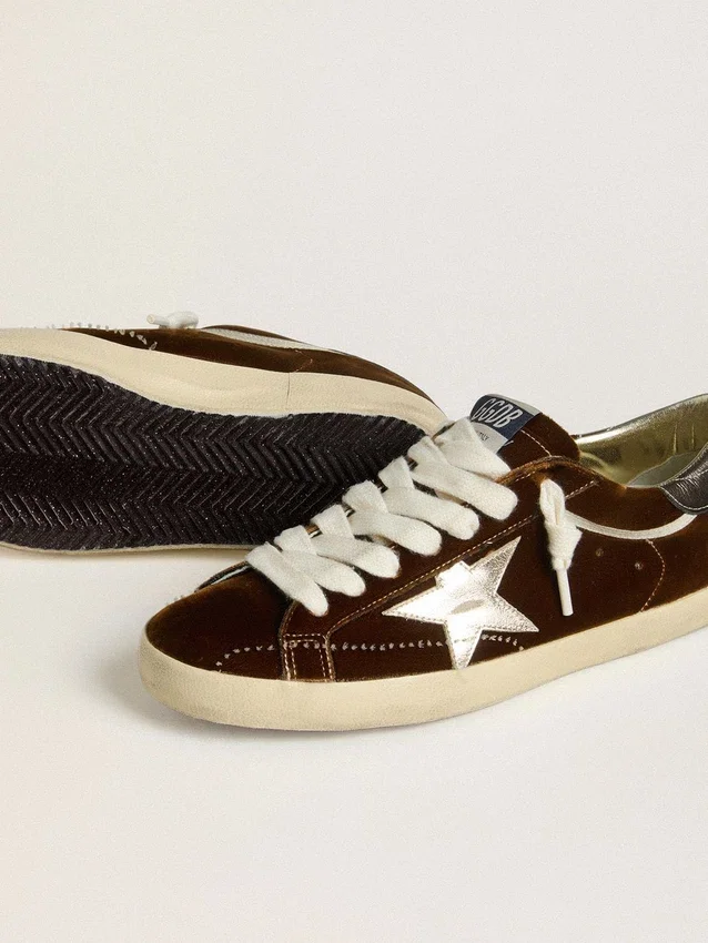 Super-Star da uomo in velluto color cognac con stella in pelle metallizzata e linguetta sul tallone