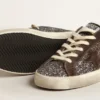 Super-Star glitterata con stella marrone e linguetta sul tallone color lilla