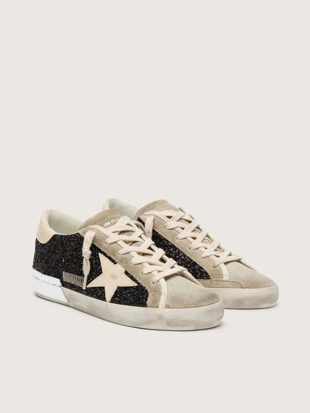 Super-Star in glitter nero con stella color crema e inserti in pelle scamosciata