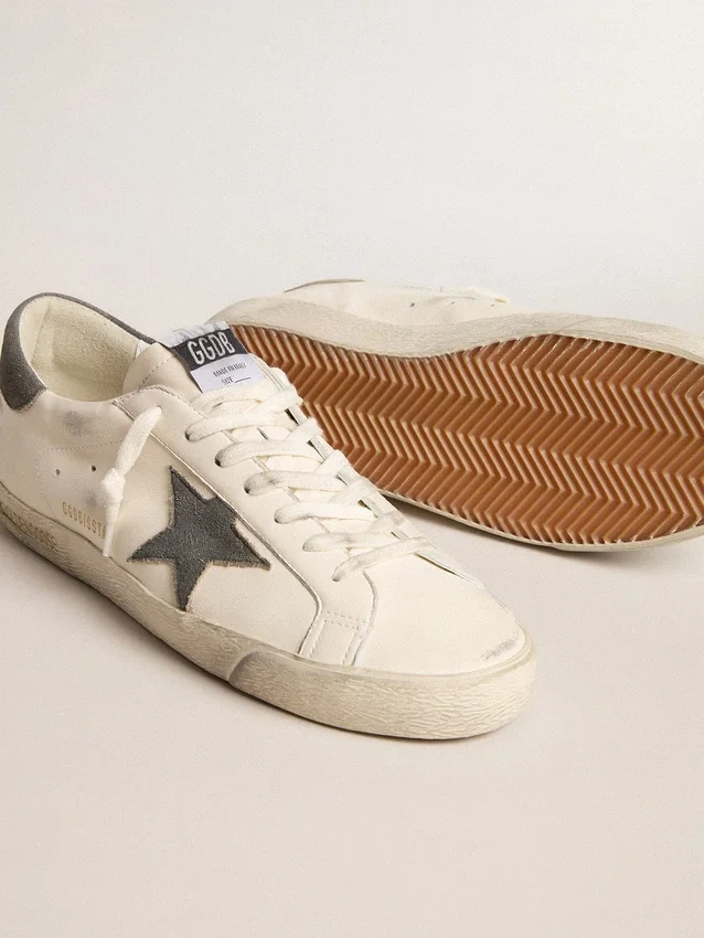 Super-Star in nappa con stella e linguetta sul tallone in pelle scamosciata grigia