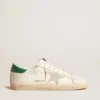 Super-Star in pelle bianca con stella in pelle scamosciata grigio ghiaccio e linguetta sul tallone in pelle verde