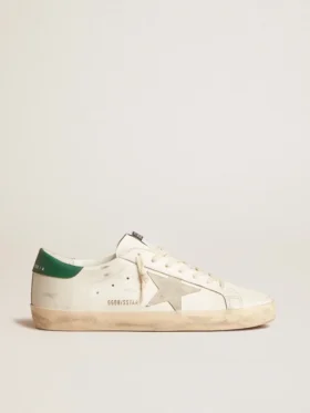 Super-Star in pelle bianca con stella in pelle scamosciata grigio ghiaccio e linguetta sul tallone in pelle verde