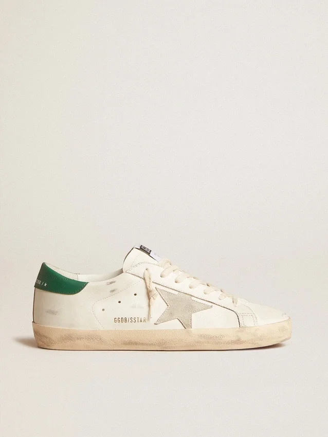 Super-Star in pelle bianca con stella in pelle scamosciata grigio ghiaccio e linguetta sul tallone in pelle verde