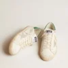 Super-Star in pelle bianca con stella in pelle scamosciata grigio ghiaccio e linguetta sul tallone in pelle verde
