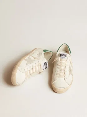 Super-Star in pelle bianca con stella in pelle scamosciata grigio ghiaccio e linguetta sul tallone in pelle verde