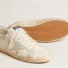 Super-Star in pelle bianca con stella in pelle scamosciata grigio ghiaccio e linguetta sul tallone in pelle verde