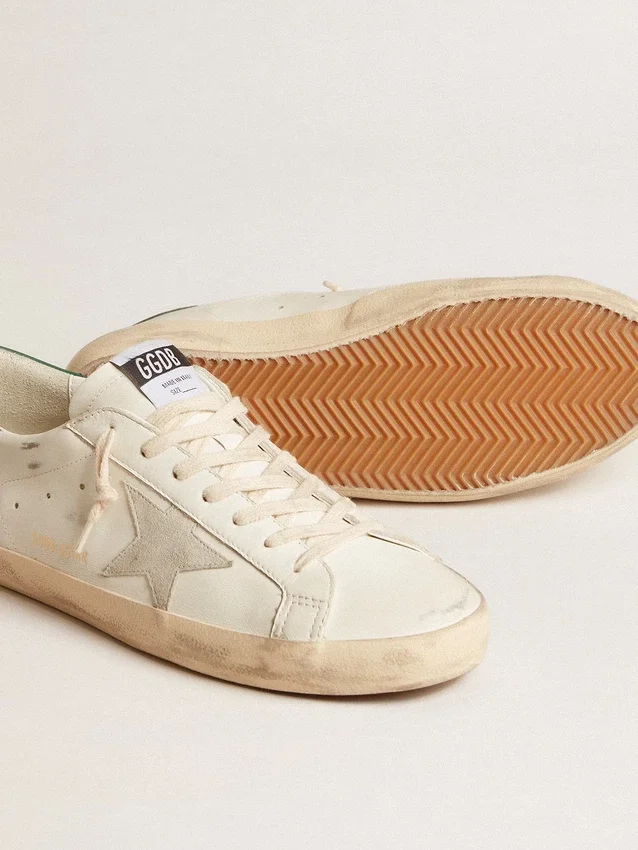 Super-Star in pelle bianca con stella in pelle scamosciata grigio ghiaccio e linguetta sul tallone in pelle verde