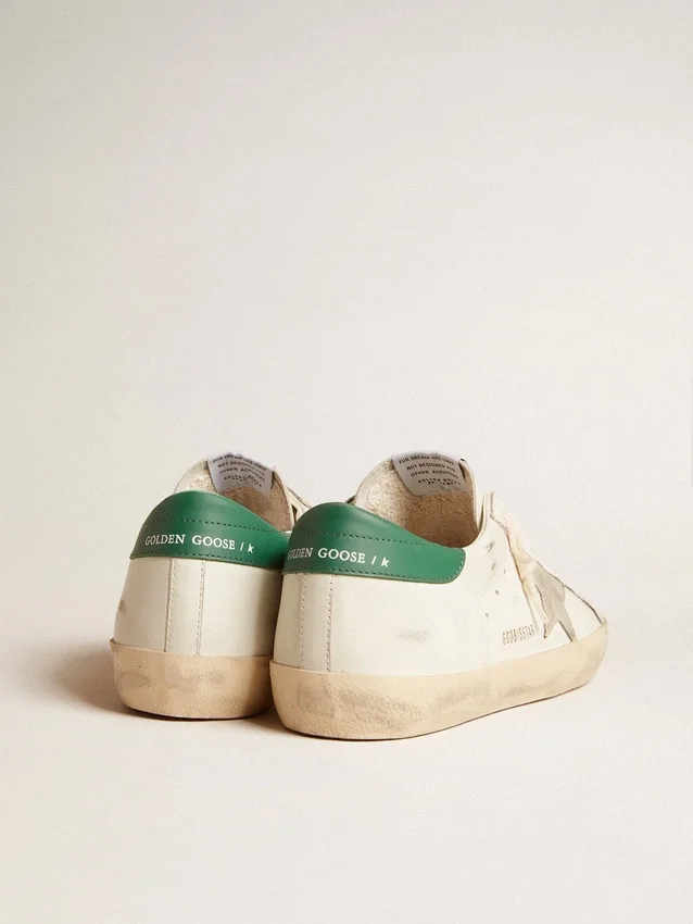 Super-Star in pelle bianca con stella in pelle scamosciata grigio ghiaccio e linguetta sul tallone in pelle verde