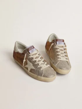 Super-Star in pelle scamosciata beige e cristalli multicolori con stella e linguetta sul tallone in pelle color crema