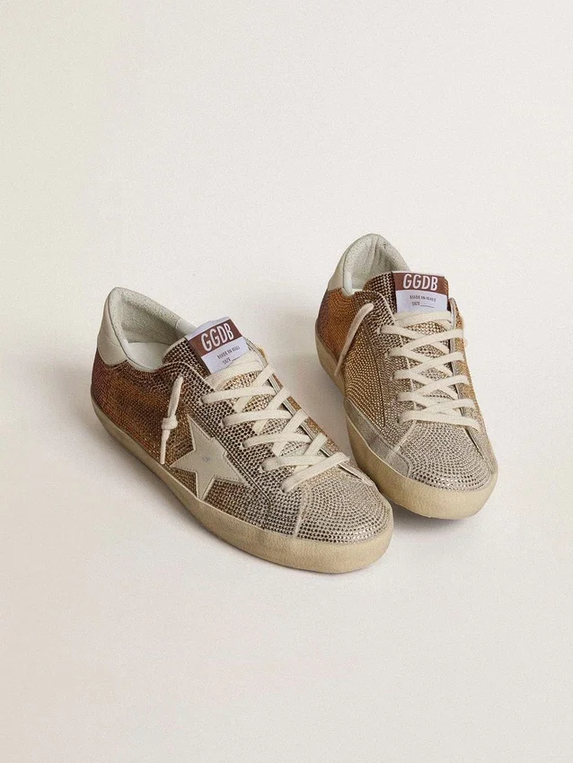 Super-Star in pelle scamosciata beige e cristalli multicolori con stella e linguetta sul tallone in pelle color crema